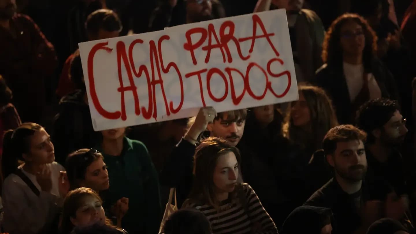 Manifestantes pelo direito à habitação decidem pernoitar na praça D. João I, no Porto