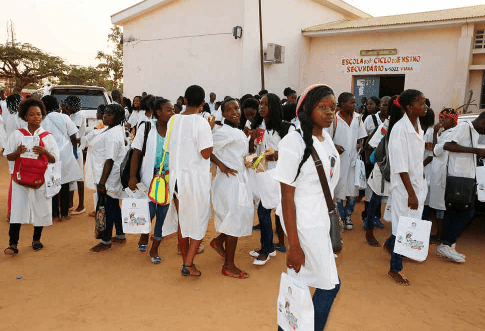 Alunos de Luanda, numa escola pública