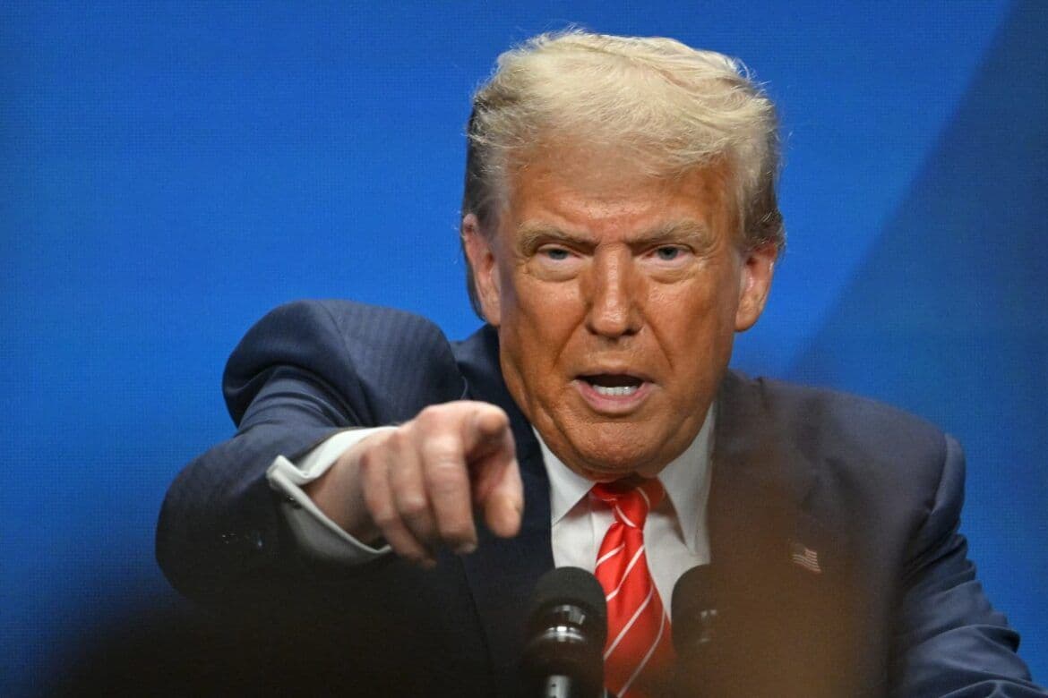Depois de banir a VOA sem aviso prévio Trump ameaça CNN e outros dois meios