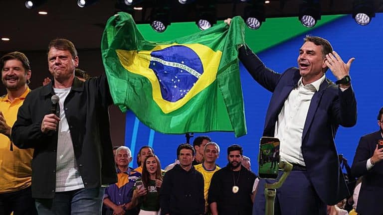 Filho do ex-Presidente Bolsonaro formaliza candidatura a presidência do Brasil