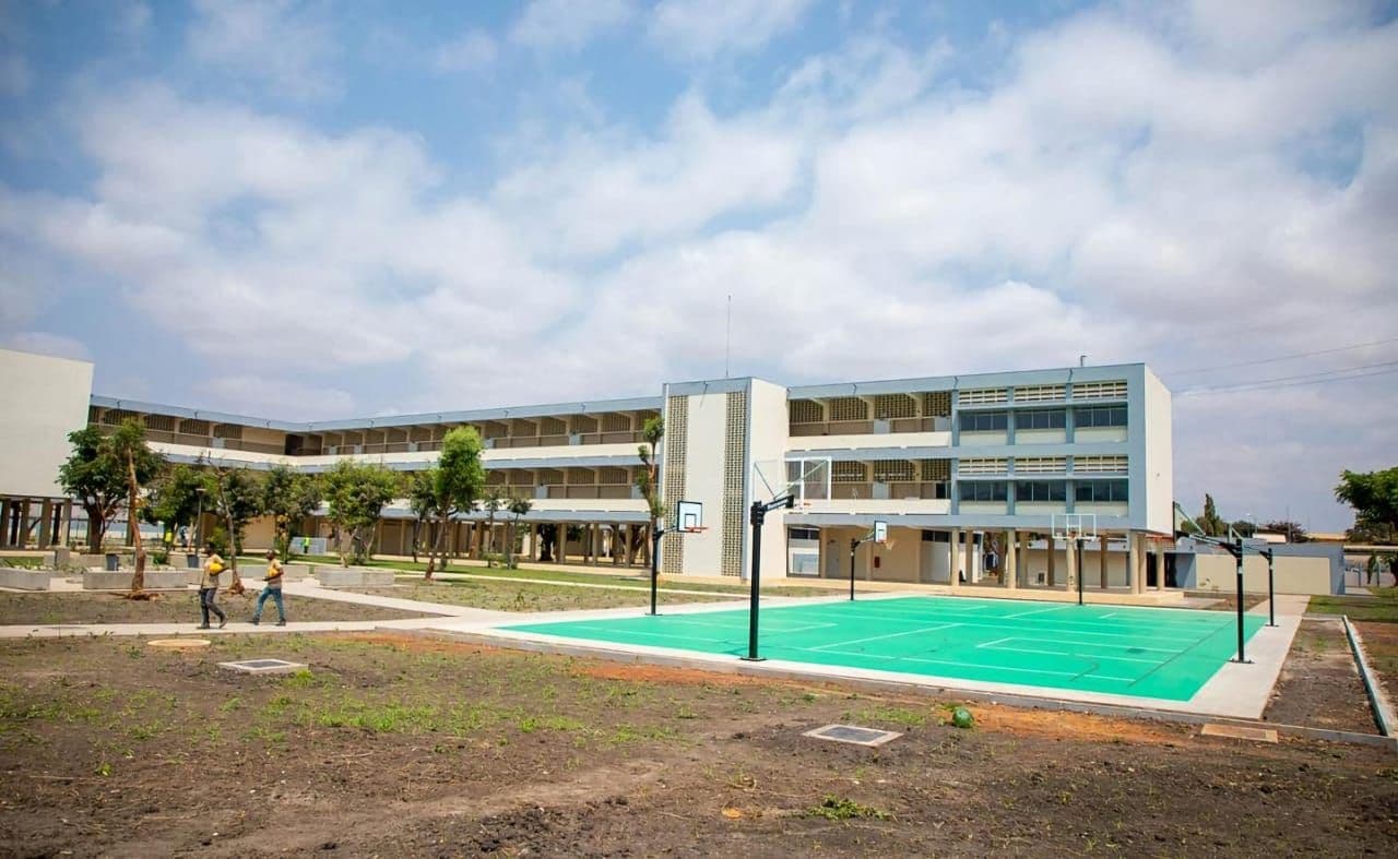Licéu Ngola Kiluange reabre com alunos do IMIL depois das obras de reabilitação