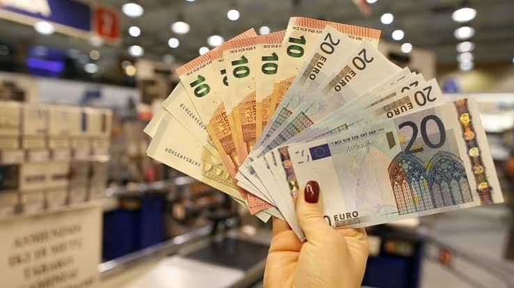 Pagamentos em dinheiro recuperam espaço na zona euro enquanto uso do telemóvel cresce